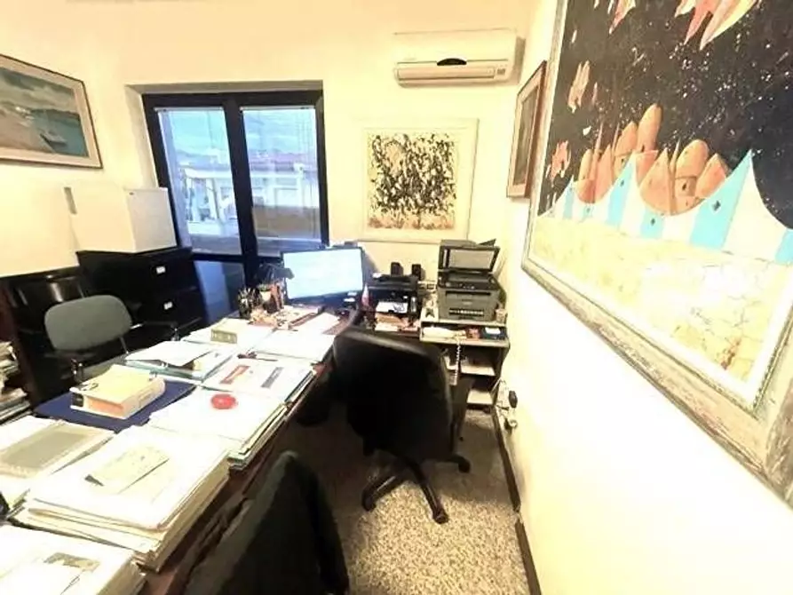 Immagine 10 di Ufficio in vendita  a Massa