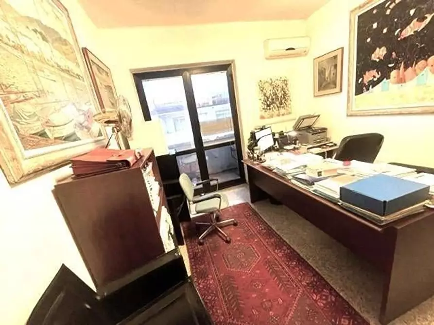 Immagine 11 di Ufficio in vendita  a Massa