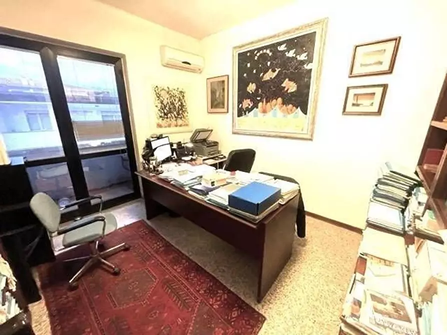 Immagine 3 di Ufficio in vendita  a Massa