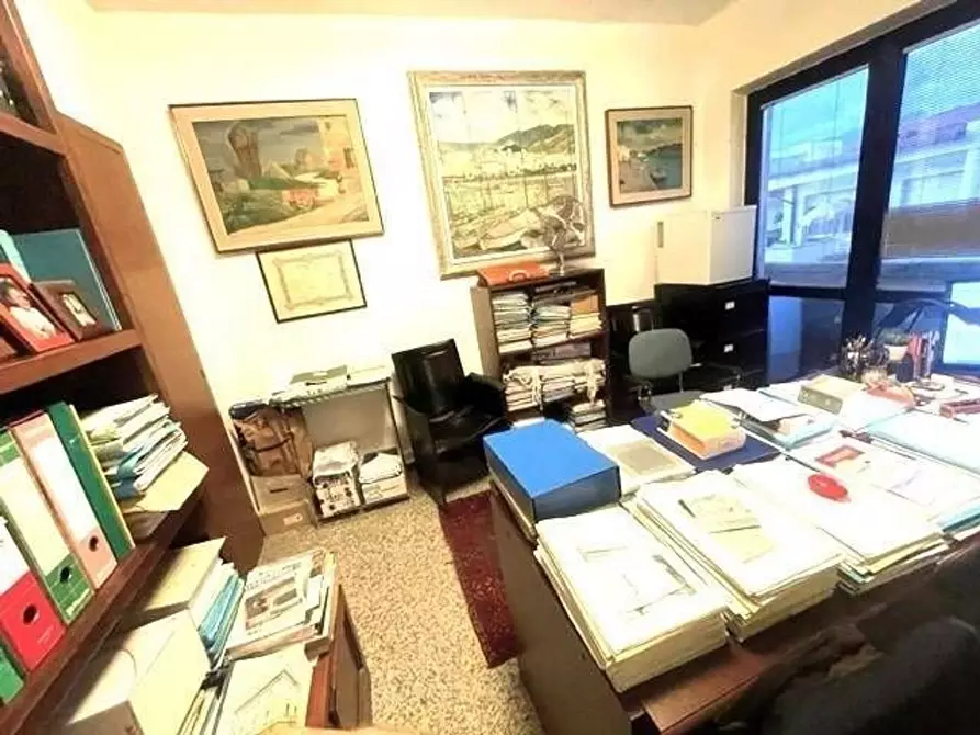 Immagine 2 di Ufficio in vendita  a Massa