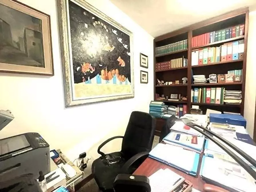 Immagine 4 di Ufficio in vendita  a Massa