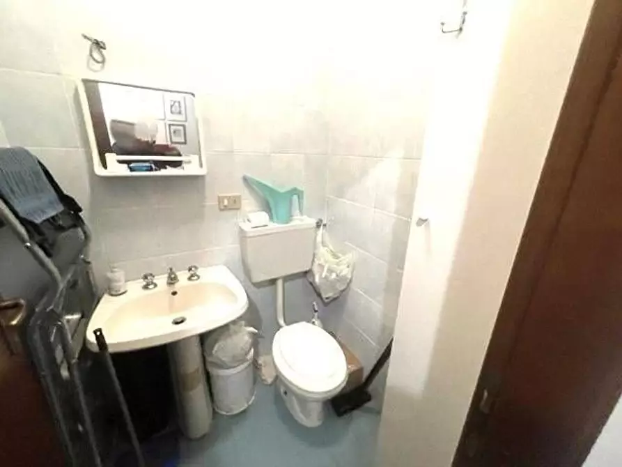 Immagine 14 di Ufficio in vendita  a Massa