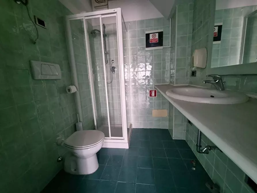 Immagine 8 di Ufficio in vendita  a Massa