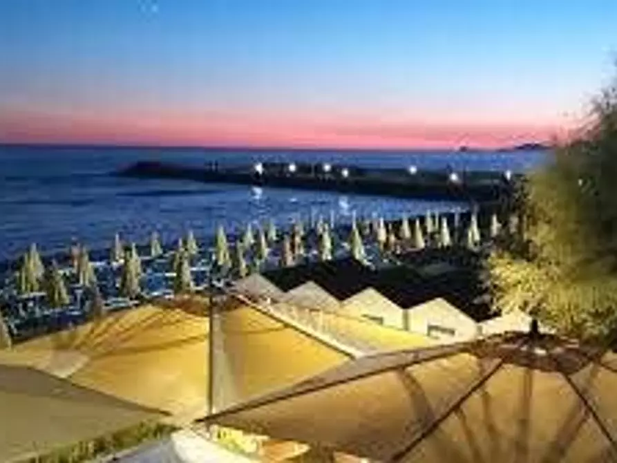 Immagine 19 di Villa in affitto  a Massa