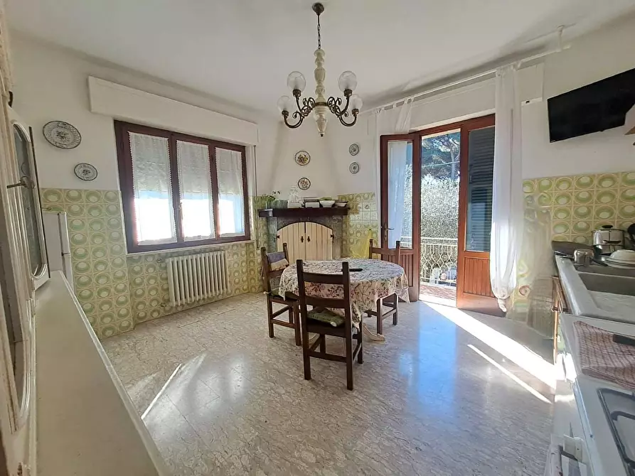 Immagine 9 di Casa semindipendente in vendita  a Massa