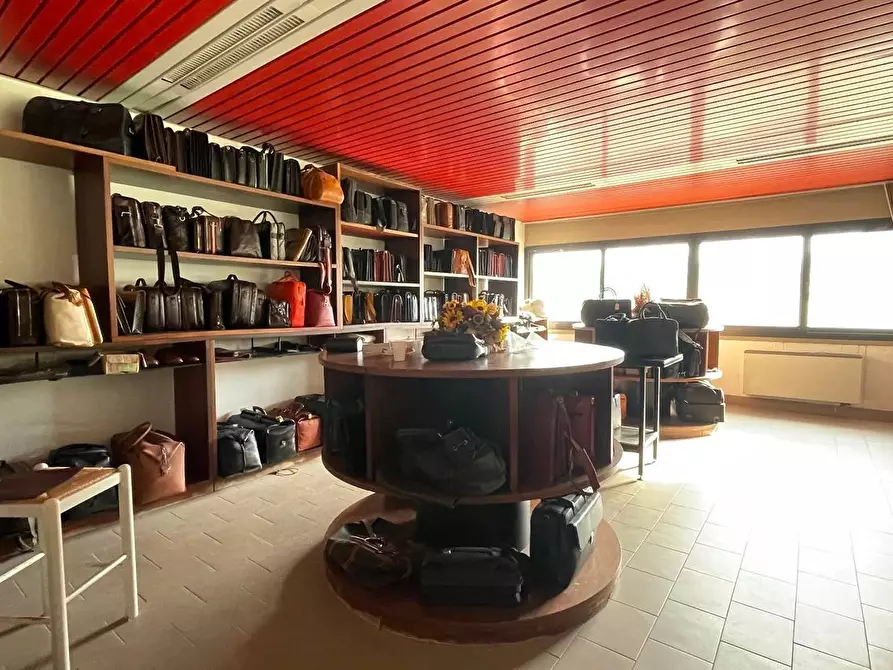 Immagine 9 di Capannone industriale in vendita  a Montecarlo