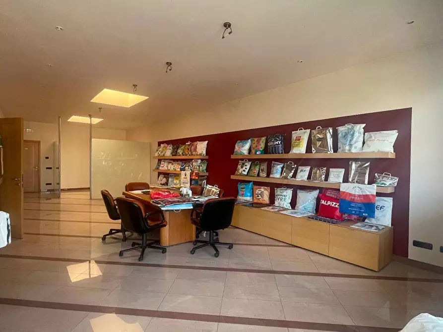 Immagine 13 di Capannone industriale in affitto  a Pescia