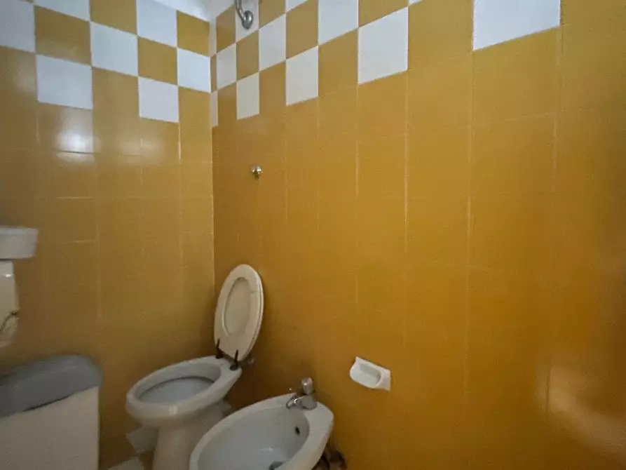 Immagine 15 di Locale commerciale in affitto  a Montecatini Terme