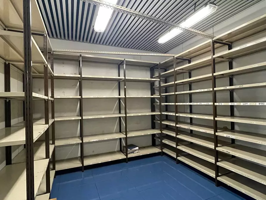 Immagine 11 di Locale commerciale in affitto  a Montecatini Terme