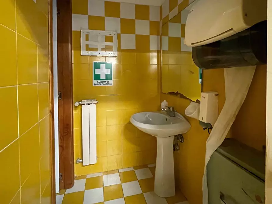 Immagine 14 di Locale commerciale in affitto  a Montecatini Terme