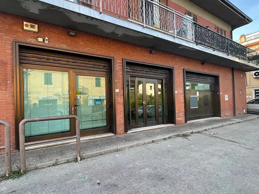 Immagine 16 di Locale commerciale in affitto  a Montecatini Terme