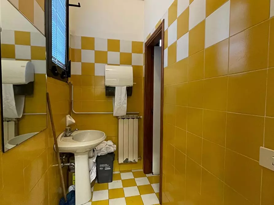 Immagine 13 di Locale commerciale in affitto  a Montecatini Terme