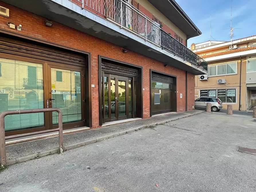 Immagine 17 di Locale commerciale in affitto  a Montecatini Terme