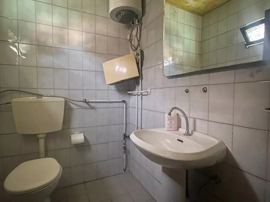 Immagine 9 di Locale commerciale in vendita  a Chiesina Uzzanese