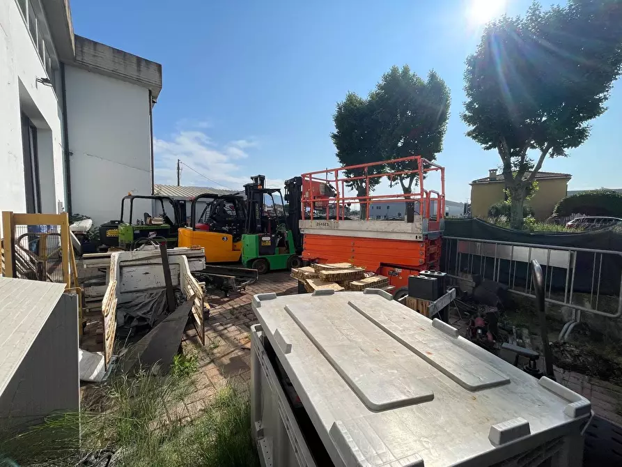 Immagine 12 di Capannone industriale in vendita  a Lucca