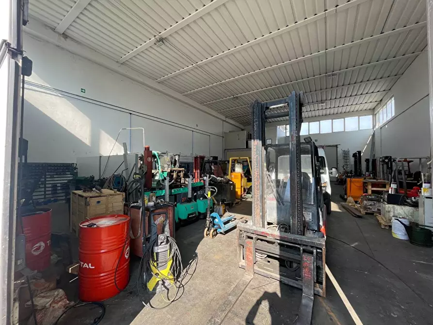 Immagine 6 di Capannone industriale in vendita  a Lucca