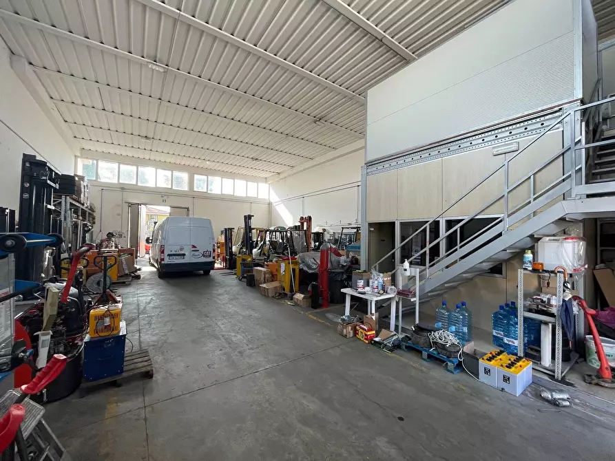 Immagine 4 di Capannone industriale in vendita  a Lucca
