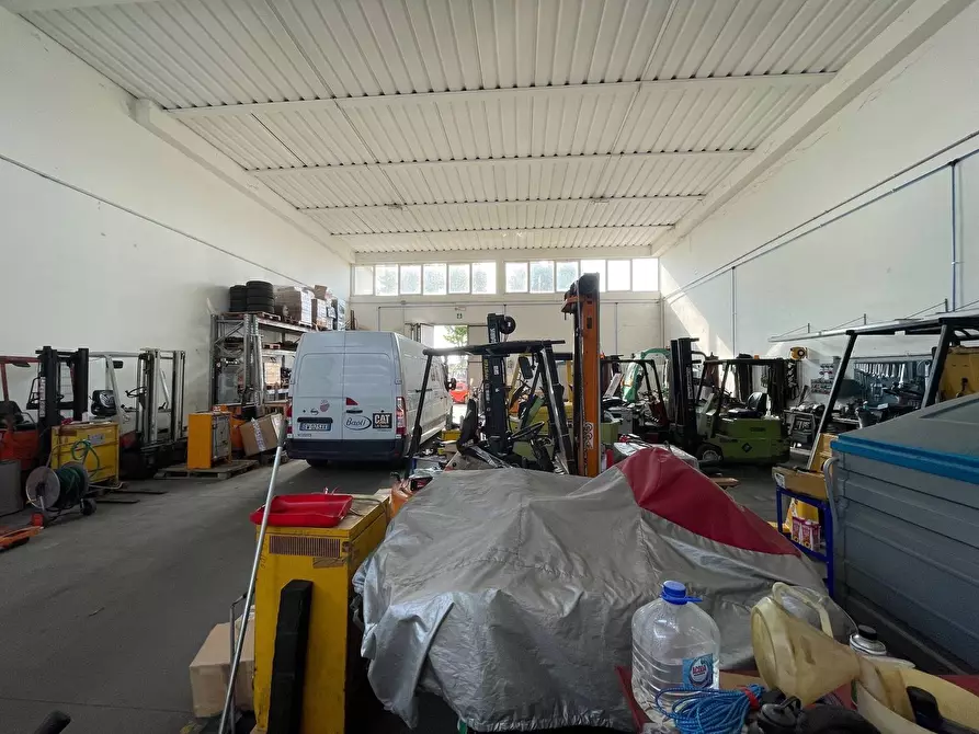 Immagine 2 di Capannone industriale in vendita  a Lucca