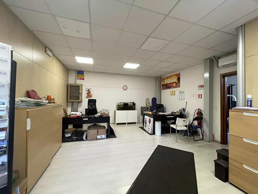 Immagine 9 di Capannone industriale in vendita  a Lucca