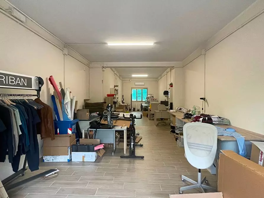 Immagine 2 di Locale commerciale in vendita  a Chiesina Uzzanese