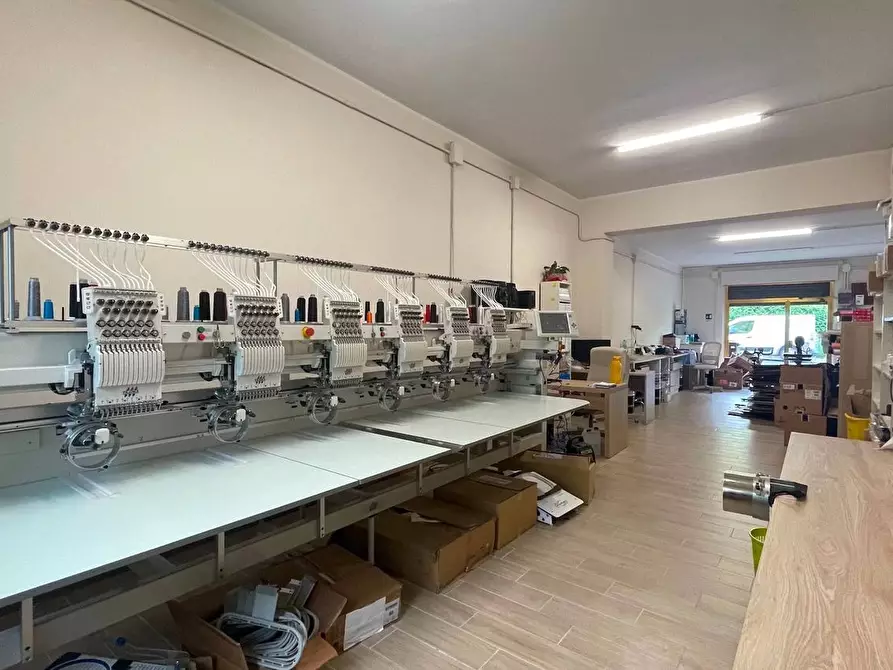 Immagine 4 di Locale commerciale in vendita  a Chiesina Uzzanese