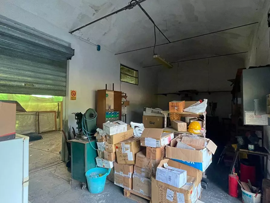 Immagine 10 di Locale commerciale in vendita  a Chiesina Uzzanese