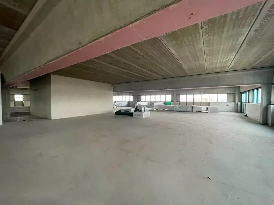 Immagine 7 di Capannone industriale in affitto  a Massa E Cozzile