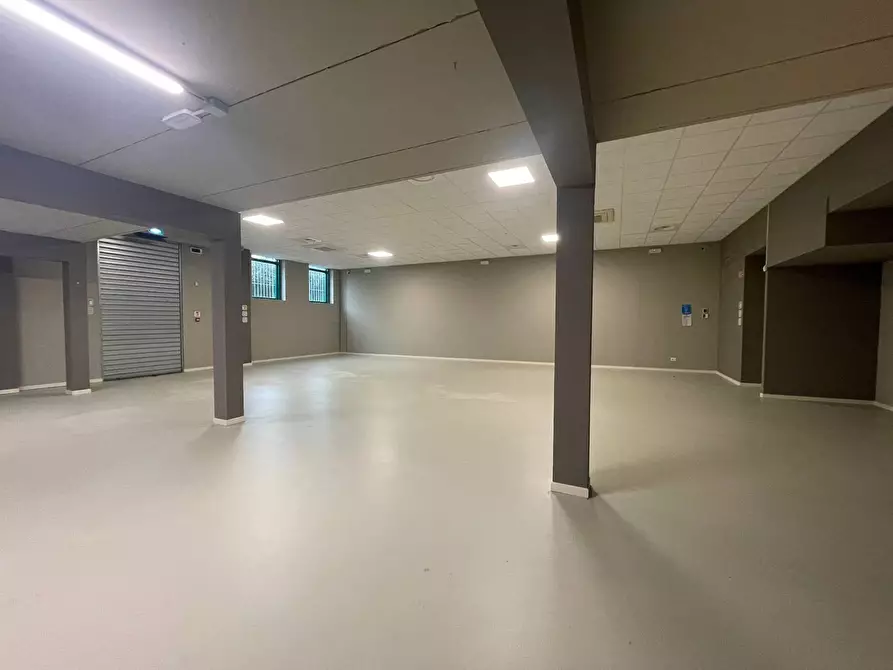 Immagine 1 di Capannone industriale in affitto  a Massa E Cozzile