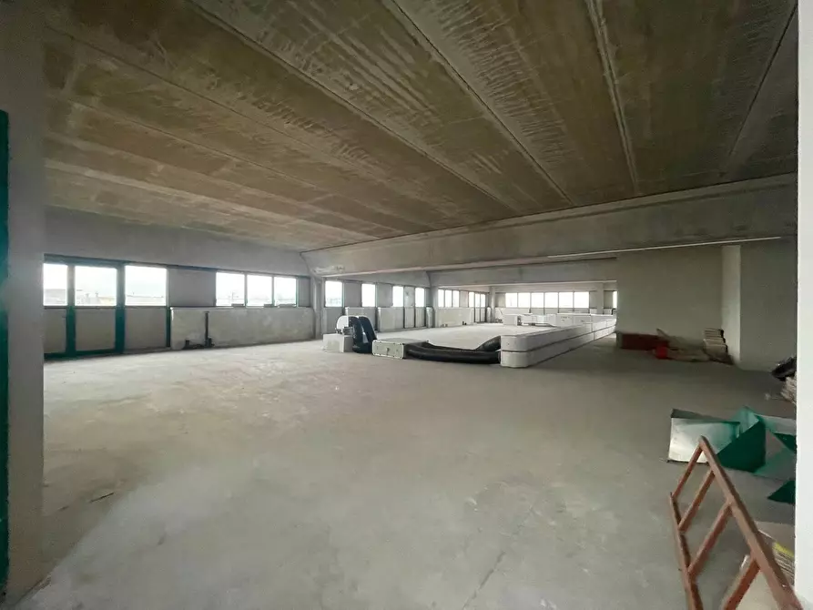 Immagine 8 di Capannone industriale in affitto  a Massa E Cozzile