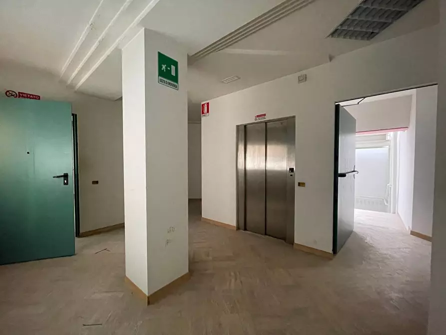 Immagine 6 di Capannone industriale in affitto  a Massa E Cozzile