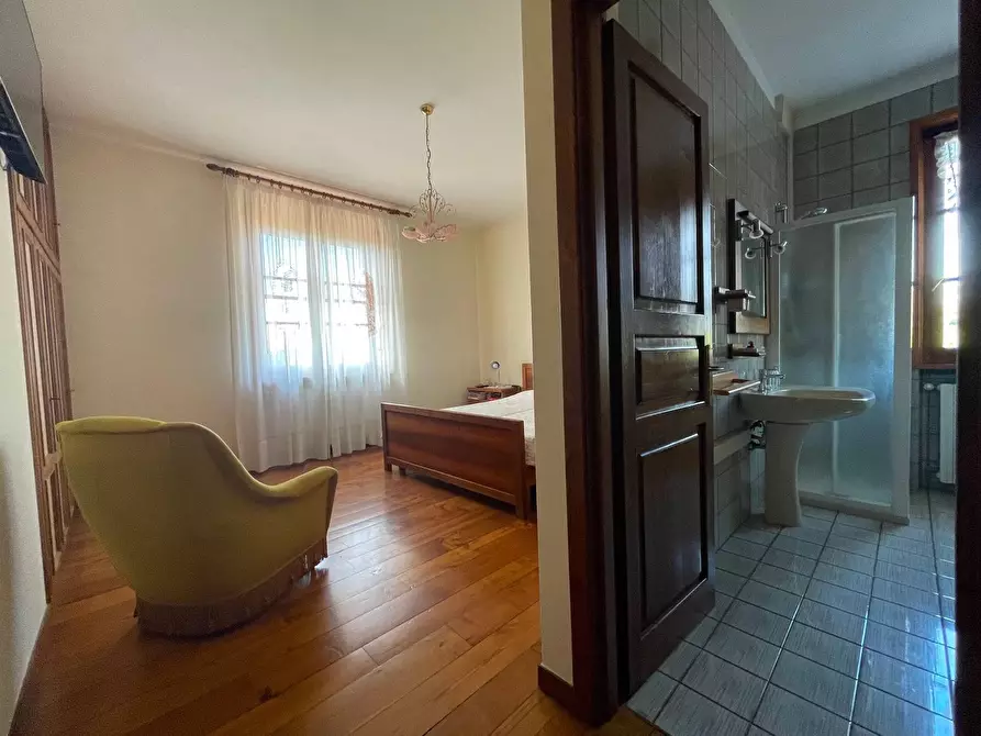 Immagine 26 di Villa in vendita  a Uzzano