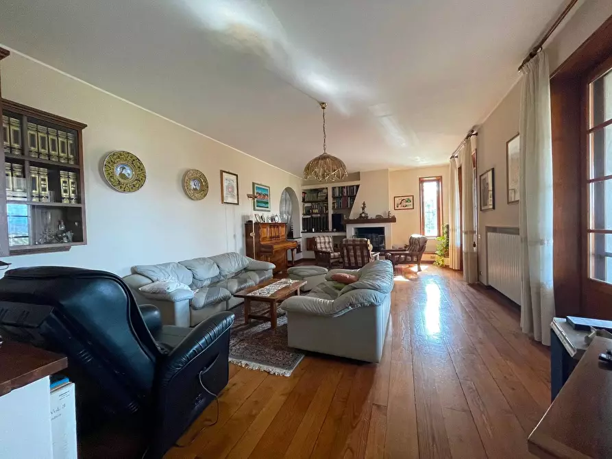 Immagine 11 di Villa in vendita  a Uzzano