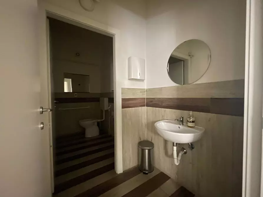 Immagine 16 di Locale commerciale in vendita  a Pistoia