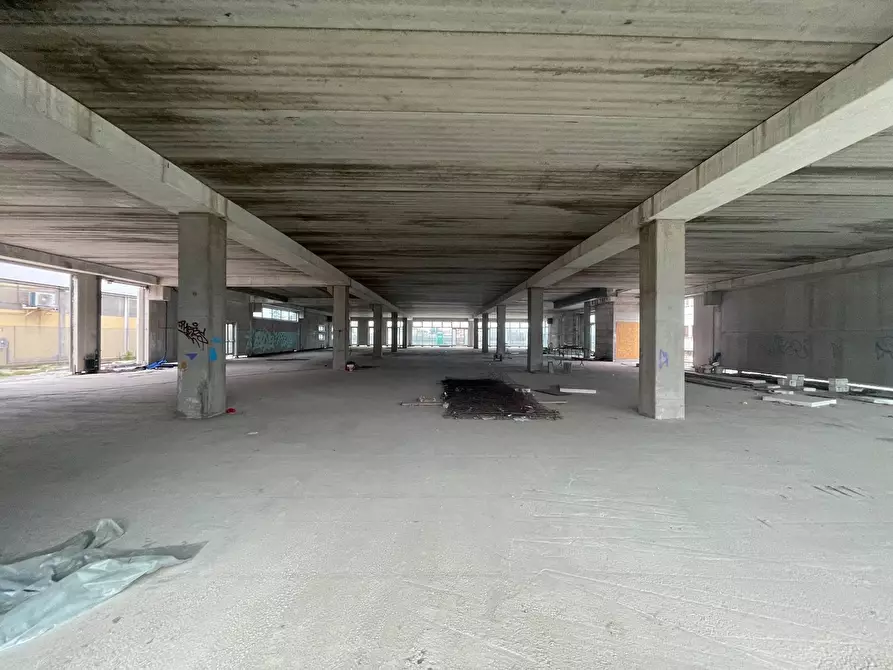 Immagine 1 di Capannone industriale in affitto  a Montecatini Terme