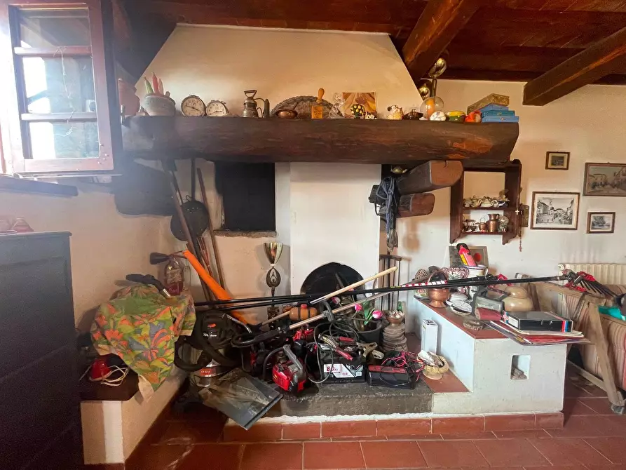 Immagine 10 di Casa colonica in vendita  a Uzzano