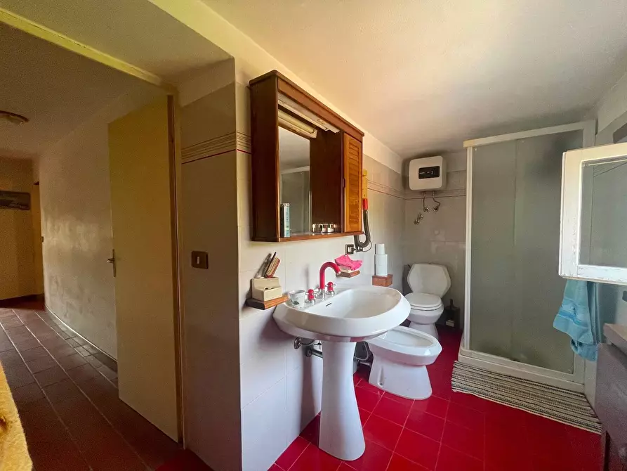 Immagine 31 di Casa colonica in vendita  a Uzzano