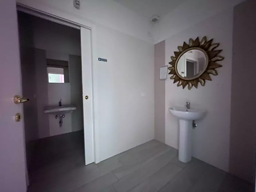 Immagine 18 di Locale commerciale in affitto  a Montecarlo