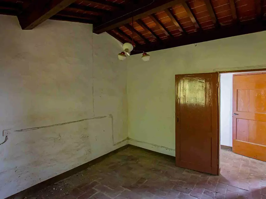 Immagine 14 di Casa colonica in vendita  a Pescia