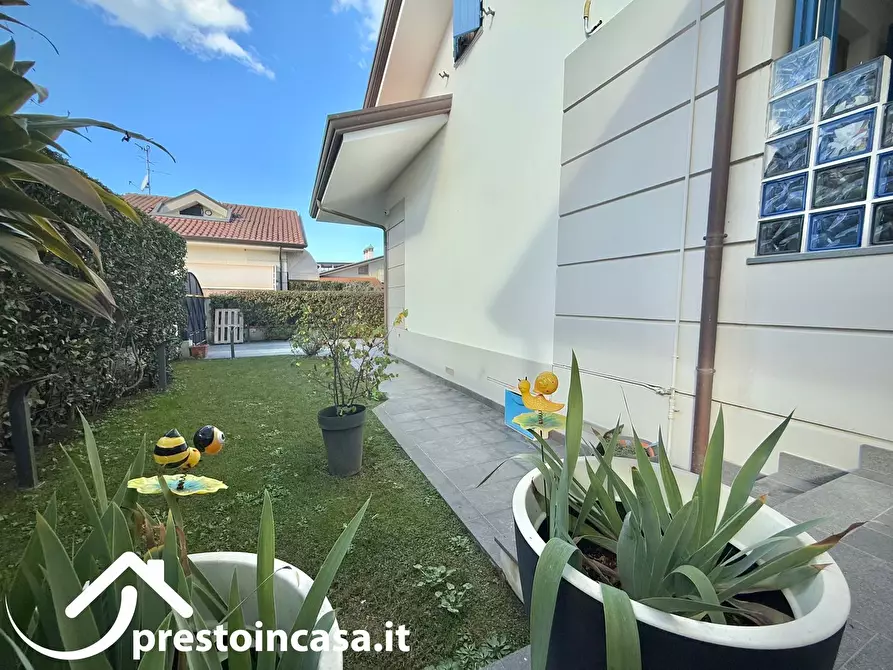 Immagine 25 di Villa in vendita  a Massarosa