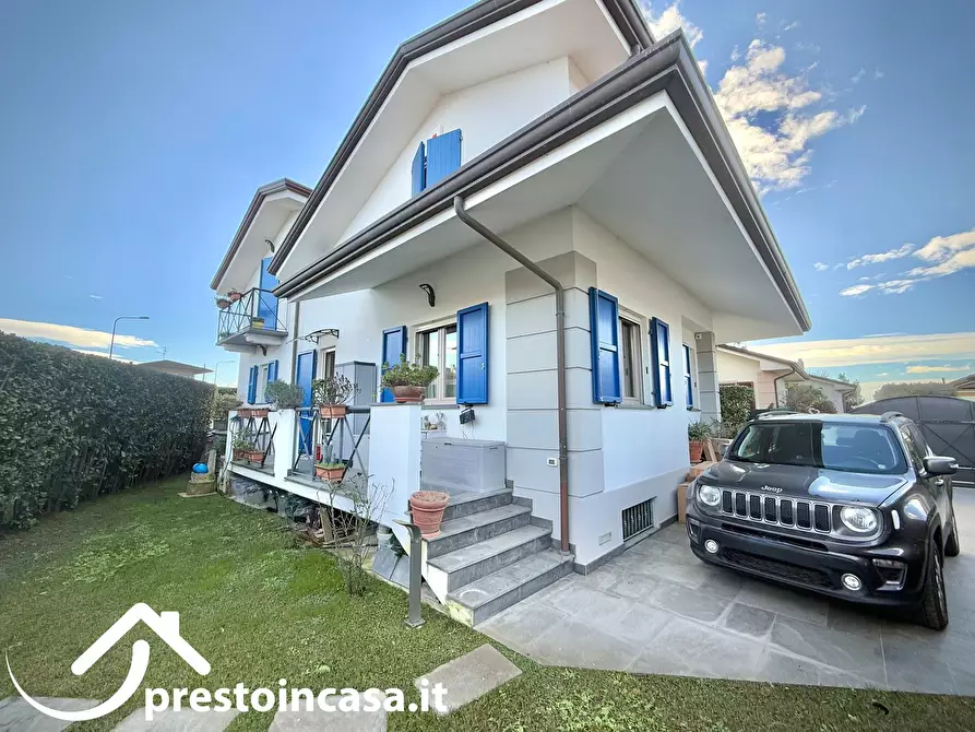 Immagine 1 di Villa in vendita  a Massarosa