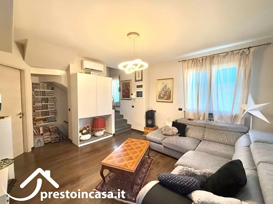 Immagine 4 di Villa in vendita  a Massarosa