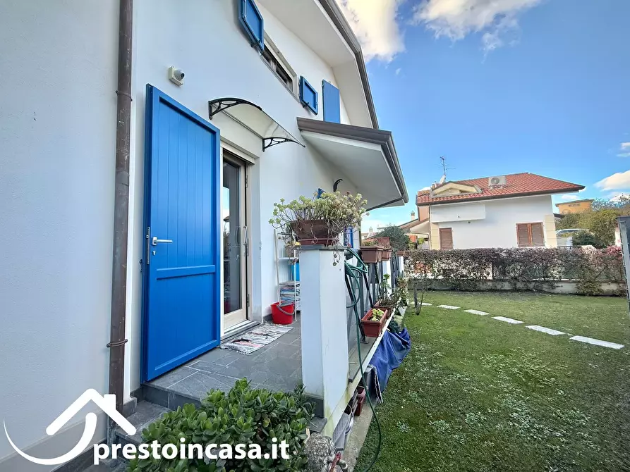 Immagine 18 di Villa in vendita  a Massarosa