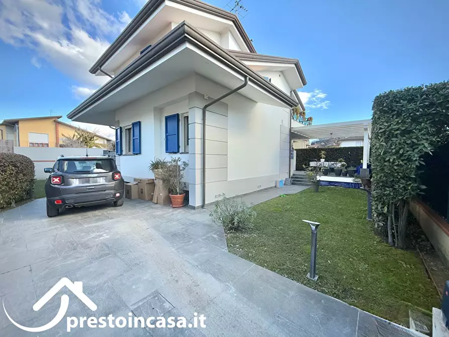 Immagine 47 di Villa in vendita  a Massarosa