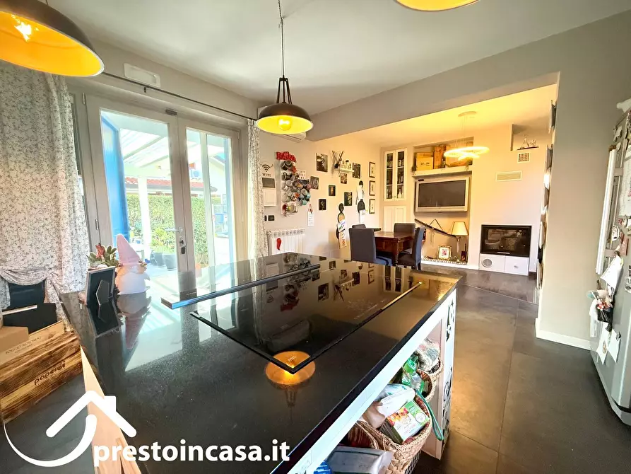 Immagine 10 di Villa in vendita  a Massarosa