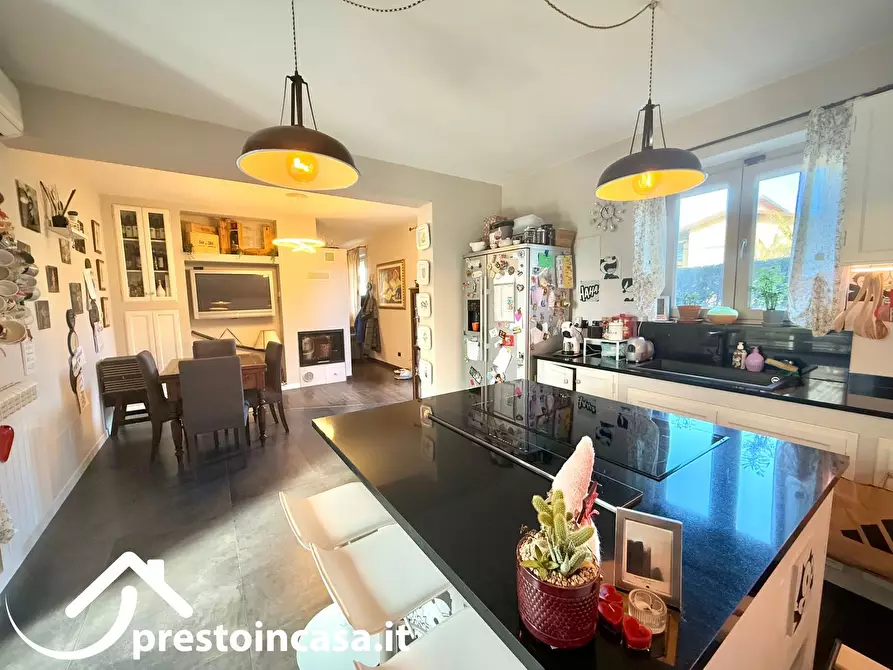 Immagine 9 di Villa in vendita  a Massarosa