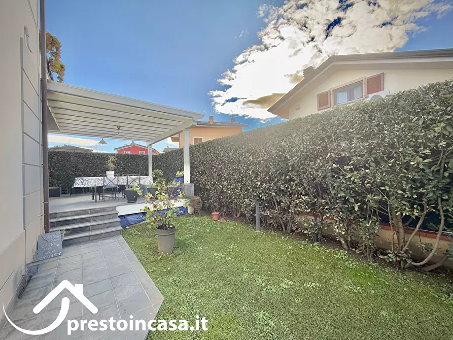 Immagine 21 di Villa in vendita  a Massarosa