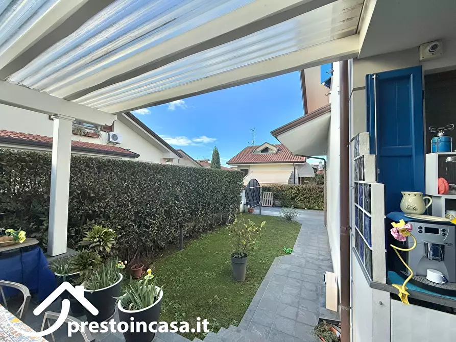 Immagine 24 di Villa in vendita  a Massarosa