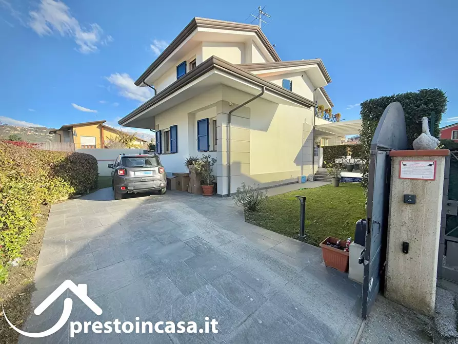 Immagine 2 di Villa in vendita  a Massarosa