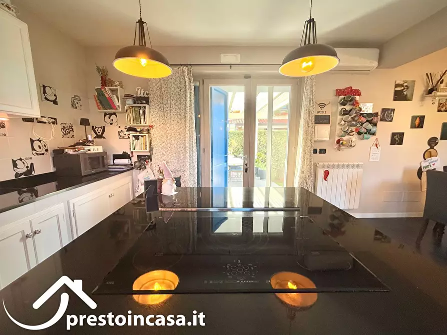 Immagine 11 di Villa in vendita  a Massarosa