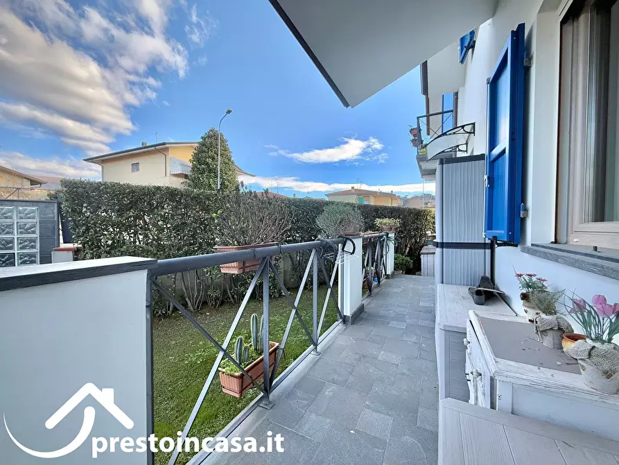 Immagine 17 di Villa in vendita  a Massarosa